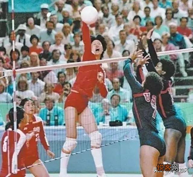 中美女排大战,朱婷重扣时速高达98公里,连郎平都忍不住点赞,你怎么评价？