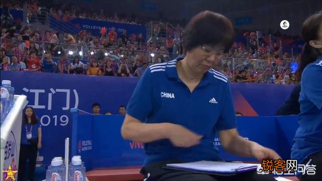 中美江门女排大战次局,中国22:25又输了,场上发生了什么变化？您怎么看？