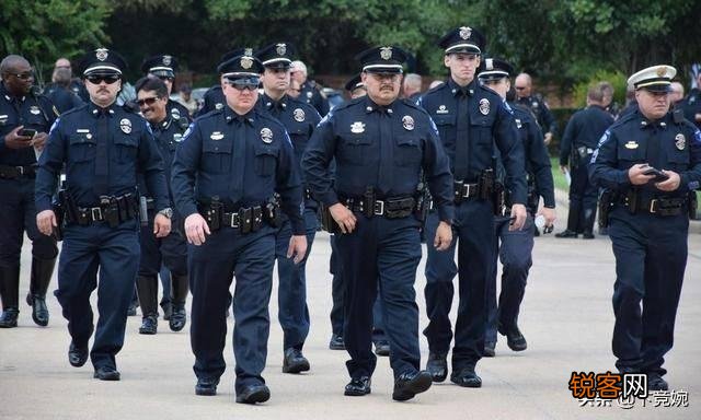 混战！美国爆发军警冲突,经历阿富汗战争存活下的老兵都被警察击杀,到底是怎么回事？
