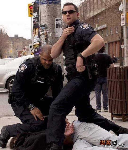 混战！美国爆发军警冲突,经历阿富汗战争存活下的老兵都被警察击杀,到底是怎么回事？