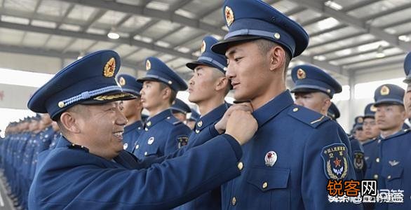大专毕业,当两年义务兵,留队转士官合算吗？