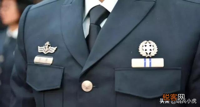 部队士官转文职好还是继续留队好？