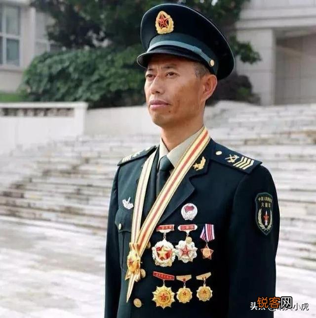 部队士官转文职好还是继续留队好？