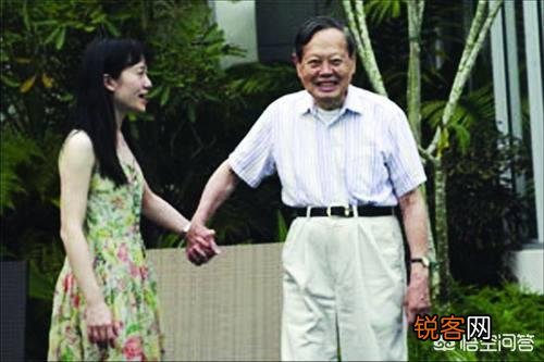 当年28岁嫁给82岁科学家的她,15年过去了,如今过得怎样?