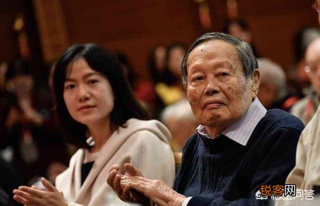 当年28岁嫁给82岁科学家的她,15年过去了,如今过得怎样?