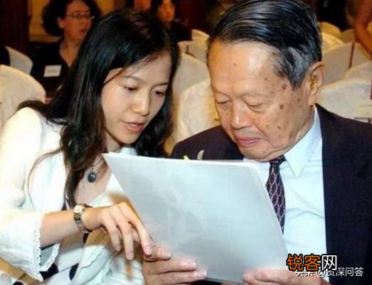 当年28岁嫁给82岁科学家的她,15年过去了,如今过得怎样?