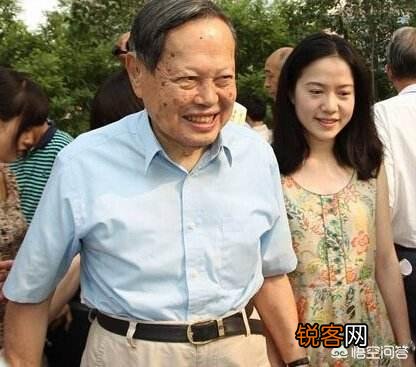 当年28岁嫁给82岁科学家的她,15年过去了,如今过得怎样?