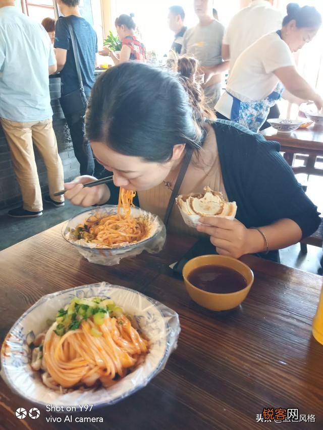 如果把麦当劳的汉堡放在路边跟卖肉夹馍一样卖,会有人买吗？