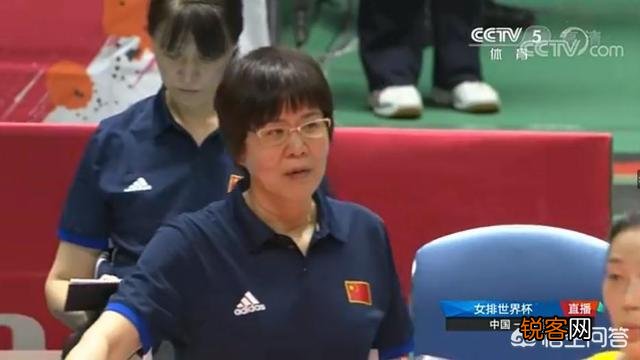 七连胜！世界杯决赛预演,中国女排吊打美国,郎平战术逼得对面自由人下场,你怎么看？