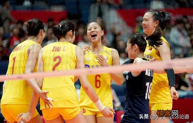 七连胜！世界杯决赛预演,中国女排吊打美国,郎平战术逼得对面自由人下场,你怎么看？