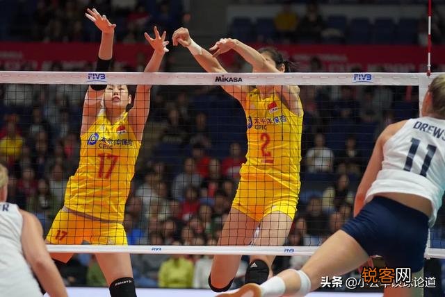 七连胜！世界杯决赛预演,中国女排吊打美国,郎平战术逼得对面自由人下场,你怎么看？