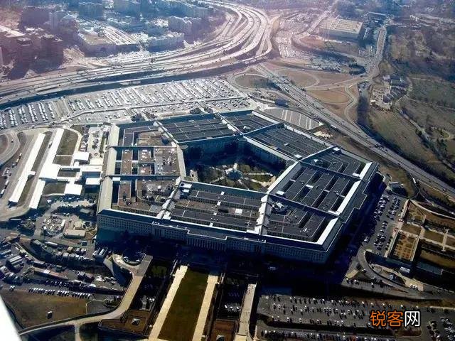 特朗普喊话海外美国人快回国,是他傻了还是准备“开战”？