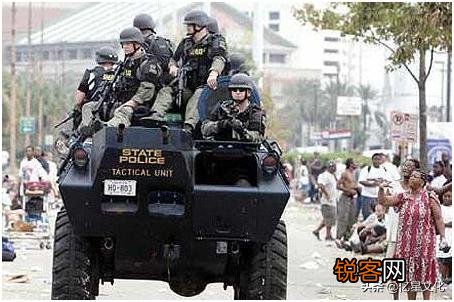 特朗普喊话海外美国人快回国,是他傻了还是准备“开战”？