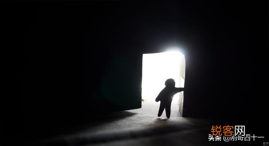 一个曾经为了新欢伤我很深的前任,突然要请我吃饭,我该怎么办？