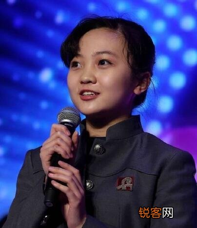 17岁的林妙可穿旧衣做公益,被吐槽像40岁工厂女工,你怎么看？
