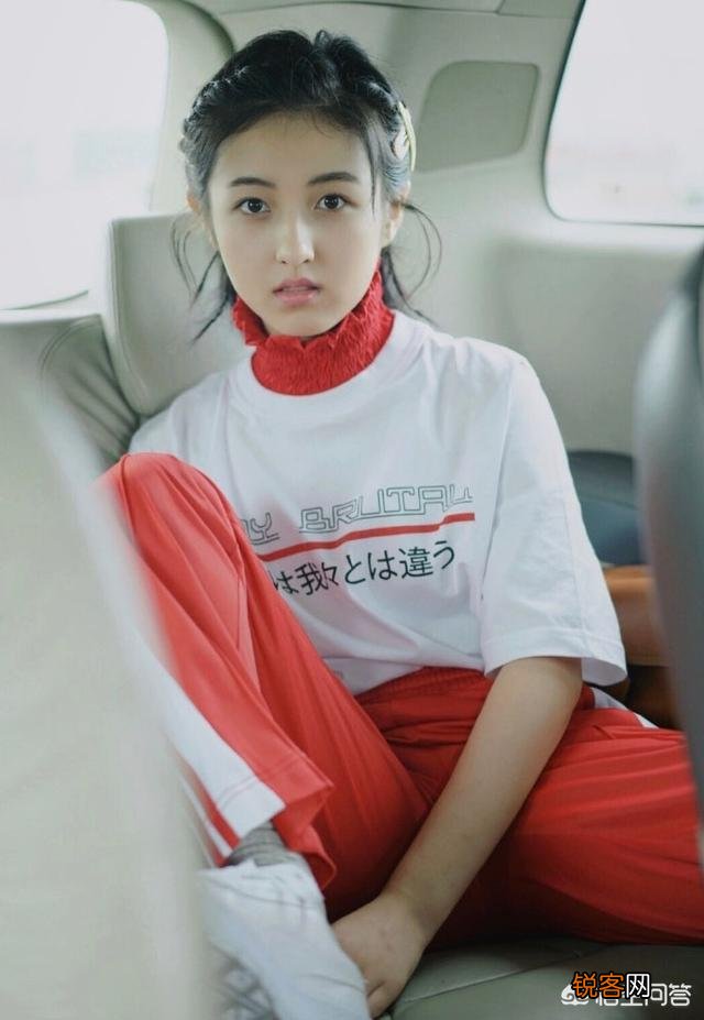 17岁的张子枫有哪些穿搭值得借鉴？