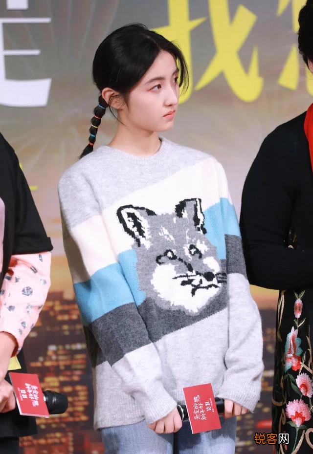17岁的张子枫有哪些穿搭值得借鉴？