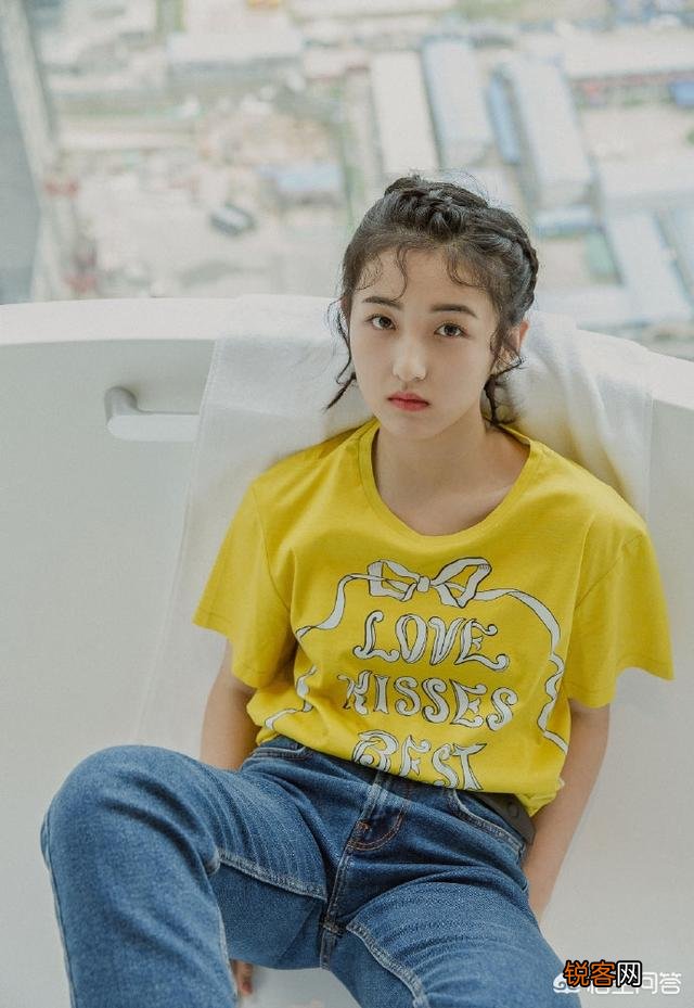 17岁的张子枫有哪些穿搭值得借鉴？