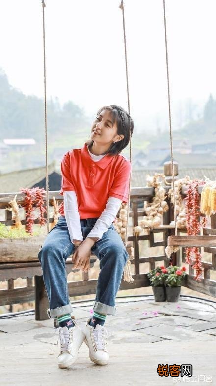 17岁的张子枫有哪些穿搭值得借鉴？