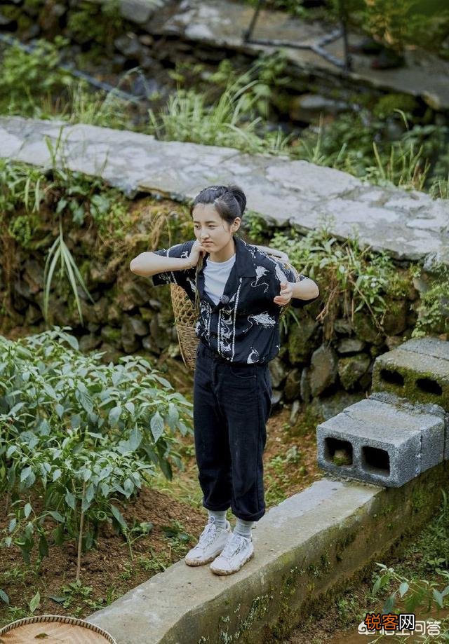 17岁的张子枫有哪些穿搭值得借鉴？