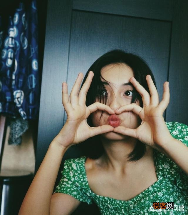 17岁的张子枫有哪些穿搭值得借鉴？