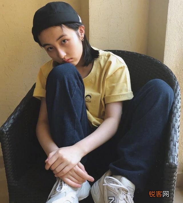 17岁的张子枫有哪些穿搭值得借鉴？