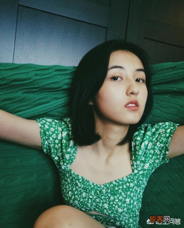 17岁的张子枫有哪些穿搭值得借鉴？