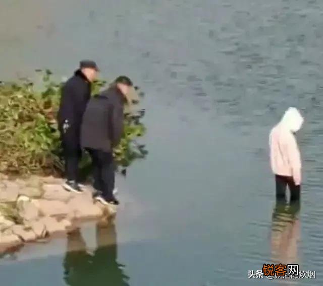 17岁女孩在几十人围观下自杀溺亡,怎么没人关心她自杀的原因？