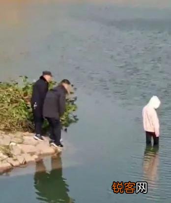 最近安徽17岁女孩,在警察眼皮底下投河自杀了,你有什么看法？
