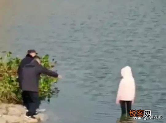 最近安徽17岁女孩,在警察眼皮底下投河自杀了,你有什么看法？