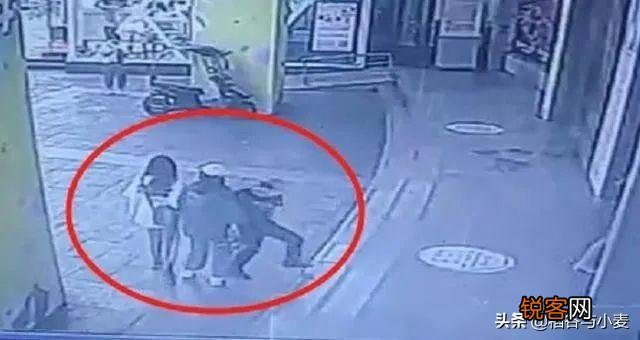 17岁女生被52岁男袭胸,男同学阻止致其受伤遭刑拘,怎么看？