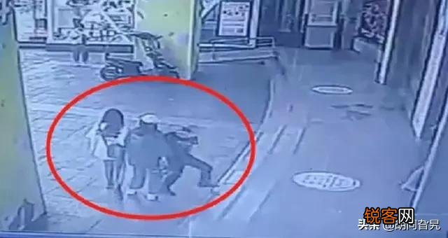 17岁女生被52岁男袭胸,男同学阻止致其受伤遭刑拘,怎么看？
