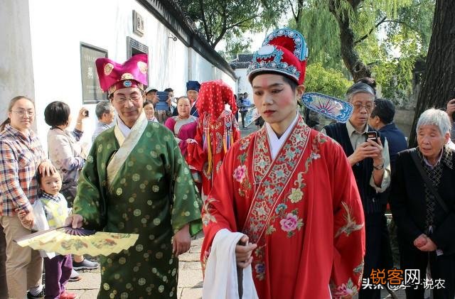 有句老话叫做：“四十不娶妻,五十不置衣。”这是什么意思呢？
