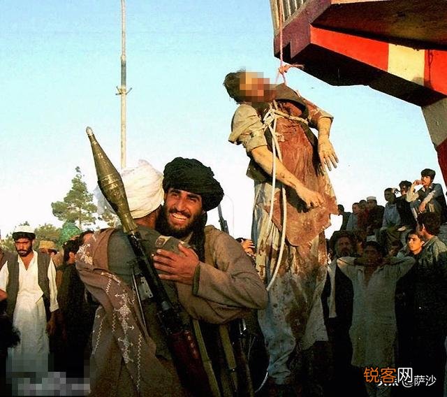 阿富汗前总统连夜逃亡,儿女在美国当教授、做公主,说明什么？