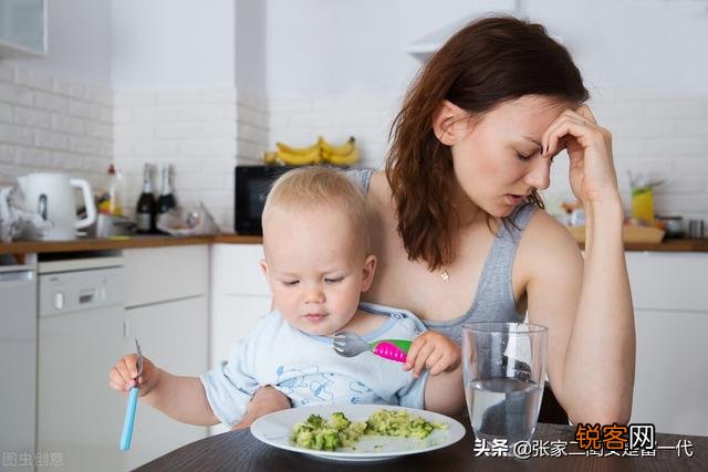 月收入6000,老婆在家带小孩不上班,每月给她多少钱合适？