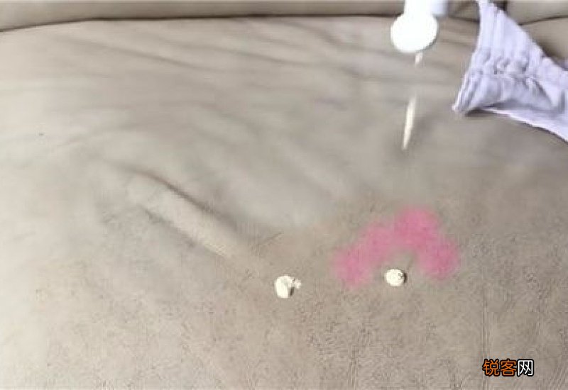 妙招除皮沙发上染发剂