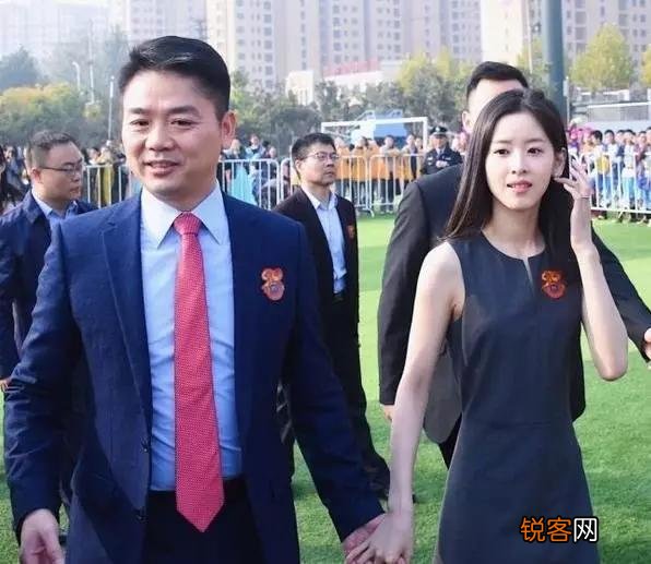 马云的妻子,再看刘强东的妻子,再看王健林的妻子,网友：差距一目了然！你怎么看？