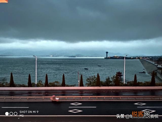 败家媳妇花5499买个小米10pro,值吗？