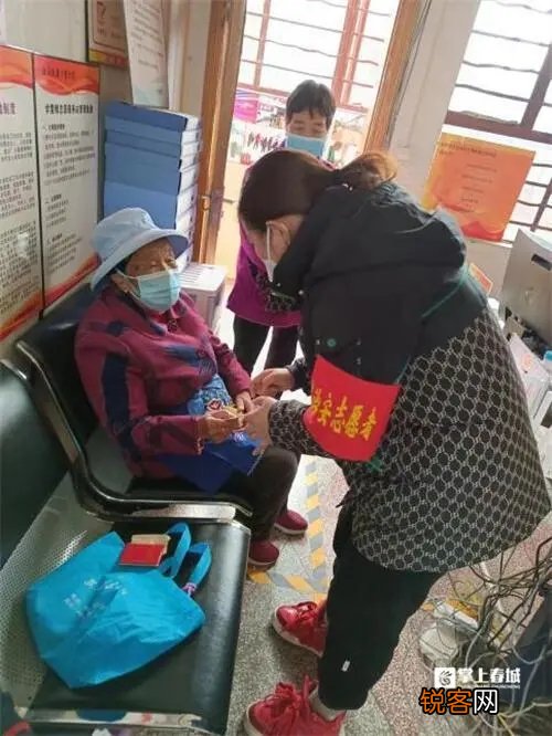 昆明官渡十里社区开展线上线下养老保险资格认证