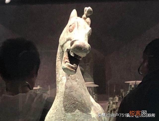 为什么有些神话里女娲很少被人类供养朝拜,是因为一些神话中干预人类,使人类没有人皇的原因嘛？