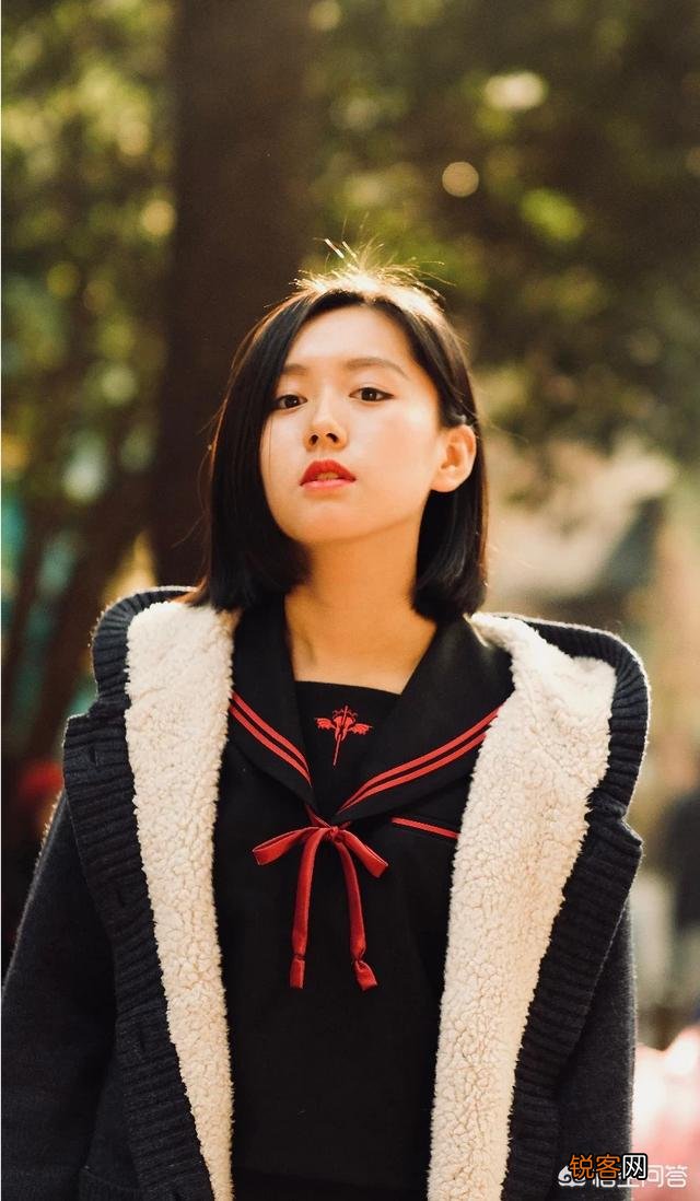 如何让两张图片变一张？用什么软件好？
