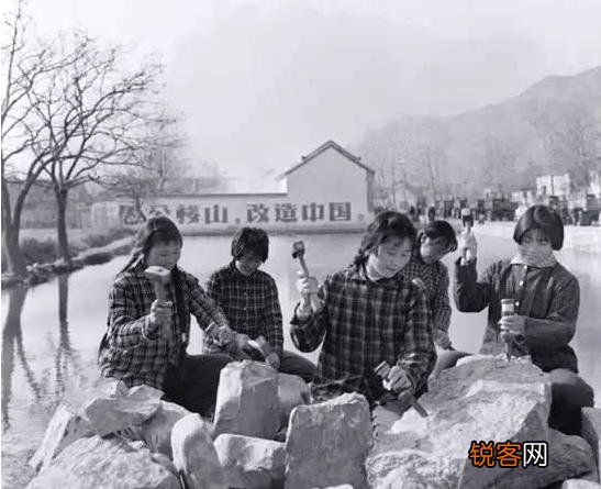 请问锄禾日当午,汗滴禾下土。真正的涵义是什么？