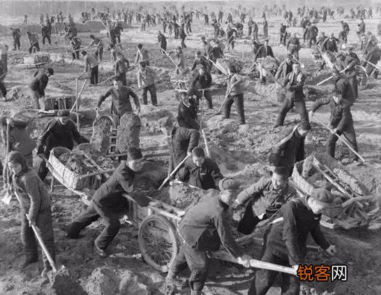 请问锄禾日当午,汗滴禾下土。真正的涵义是什么？