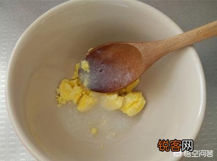 我的宝宝六个月了,该给她吃什么辅食呢?