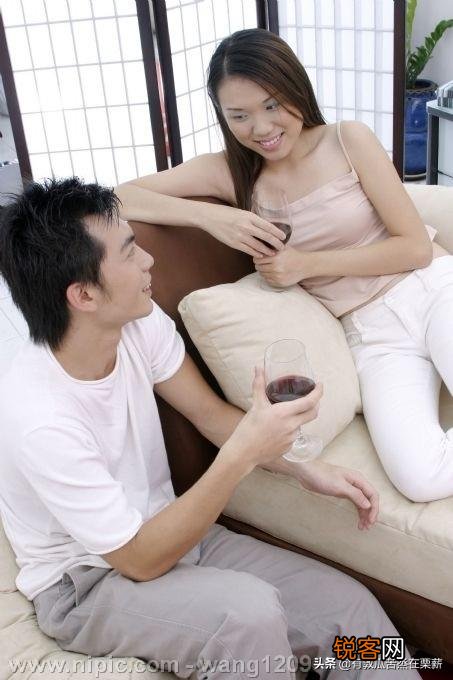 你的女同事跟单位的已婚男同事很暧昧怎么办？