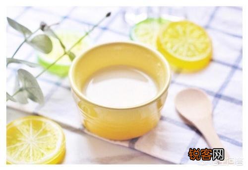 六个月的宝宝第一次吃辅食,该怎样为他添加辅食？