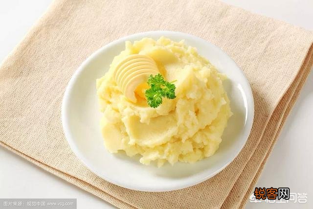 如何给六个月的宝宝做土豆泥和菜？