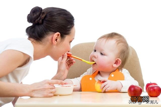 孩子6个月多一点,刚接触辅食,想给他添点零食,有什么推荐吗？