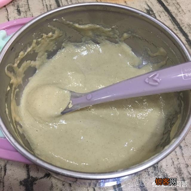 六个月的孩子一天加几遍辅食？