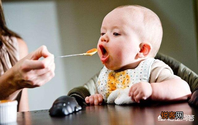 对于6个月的小孩,适合给他添加什么辅食？